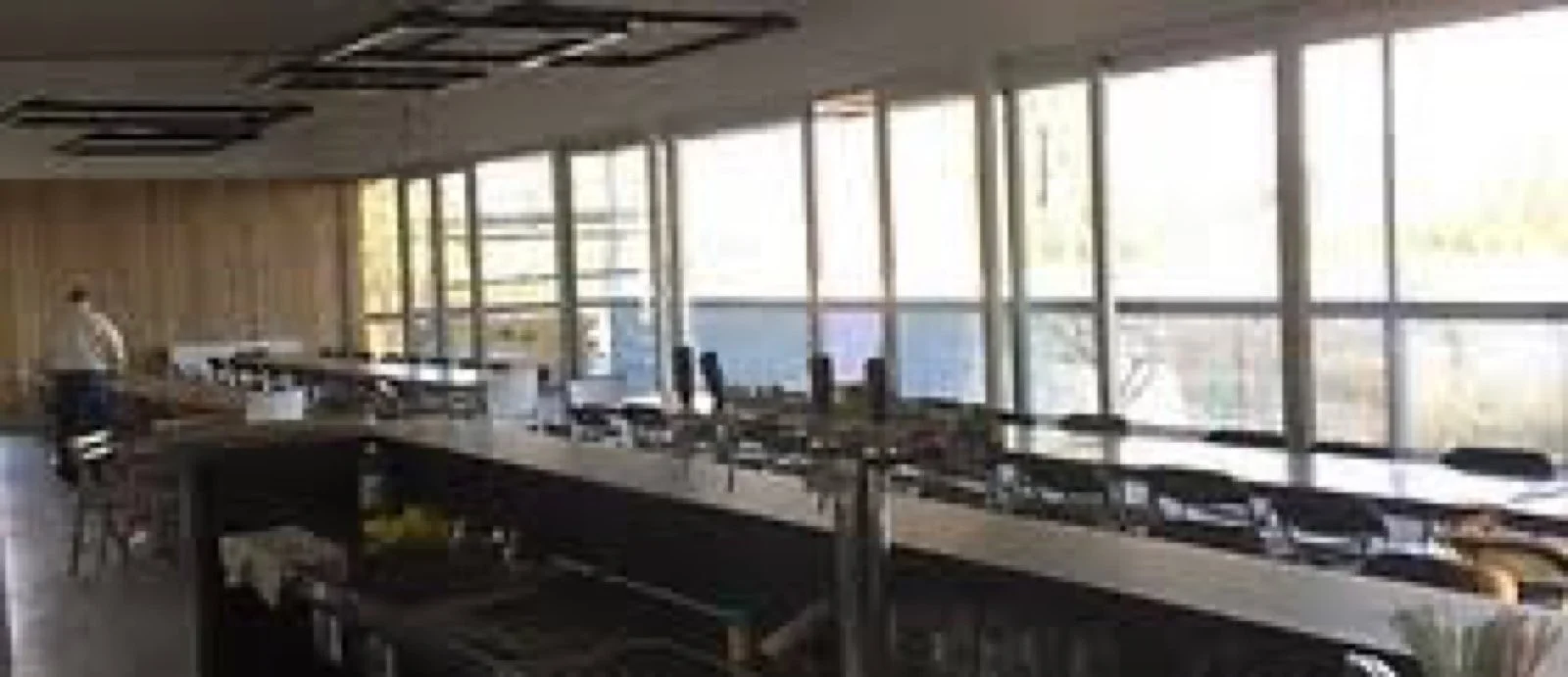 De grote ramen en de toog van de zaal Pier 165