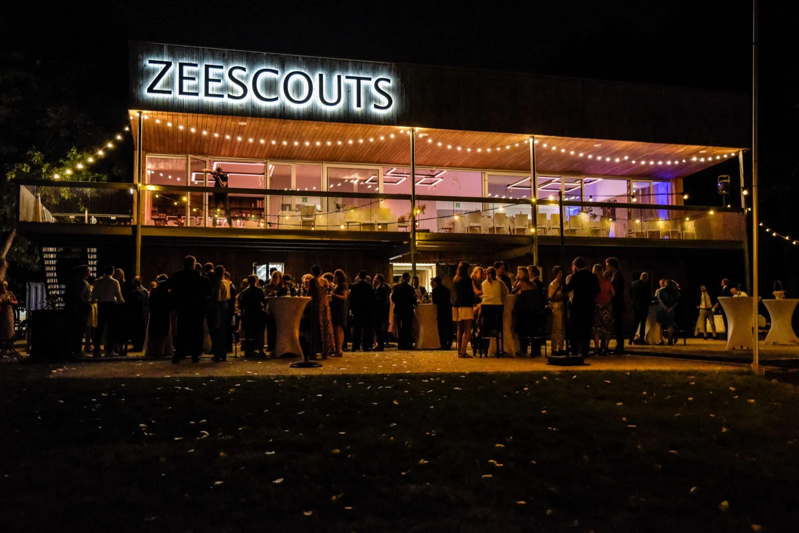 Pier 165 's avonds verlicht, met de naam op het dak